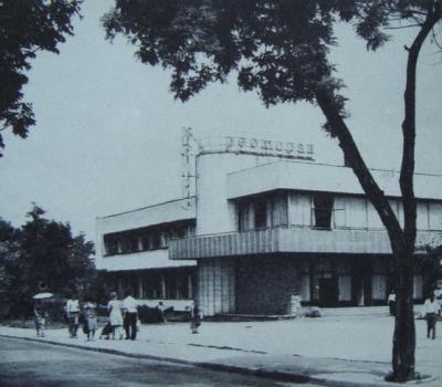 Прикрепленное изображение: 6.03 от пр.Кирова по Маяковского Ресторан Колос. 1980г..jpg